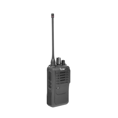 Radio portátil analógico UHF en rango de frecuencia de 450-520 MHz, 5 W de potencia de RF, 16 canales. Incluye: batería, cargador, antena, tapa de accesorios y clip.