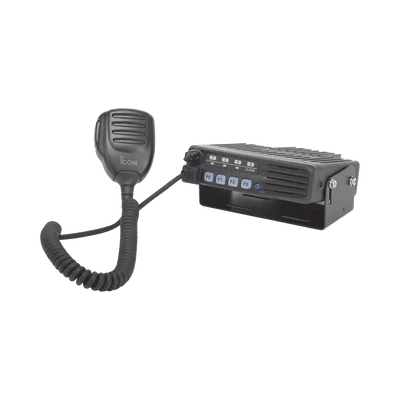 Radio Móvil Analógico en rango de frecuencia 400-470 MHz, 50 W de potencia de RF. Incluye micrófono, cable de corriente y bracket.