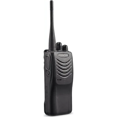 Radio portátil profesional VHF 136-174 MHz · 5 W · 16 canales · MIL-STD-810 · IP54 · VOX ·DTMF · Batería 12 hrs · 3 años de garantía. Incluye antena, batería, carga